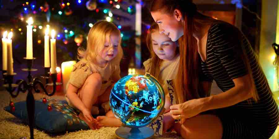 Globos terráqueos día y noche con constelaciones